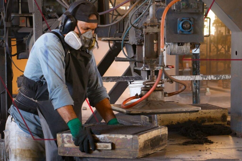 Peças fundidas para papel e celulose: resistência à corrosão e ao desgaste 2 Peças fundidas para papel e celulose possuem maior resistência à corrosão